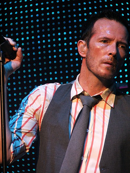 440px Scott Weiland onstage with a mic 2009 07